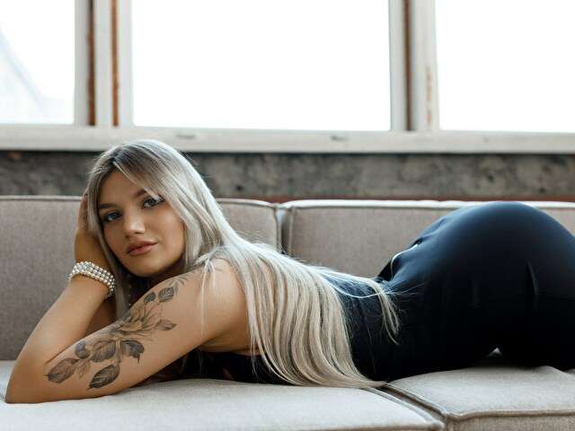 SELENAEMOORE amateur webcam photo